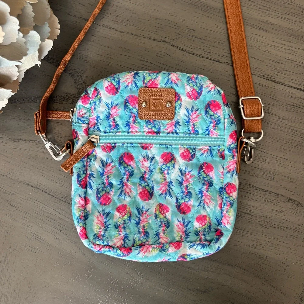 Stone Mountain crossbody- like new - Picture 1 of 3